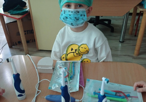 Dzieci wcielają się w rolę dentysty