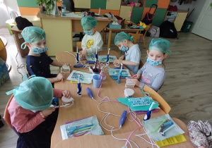 Dzieci podczas warsztatów edukacyjnych uczą się prawidłowego czyszczenia zębów