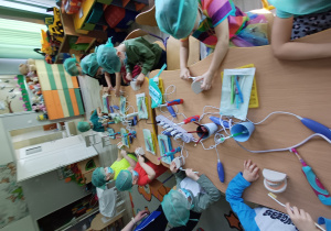 Dzieci podczas warsztatów edukacyjnych uczą się prawidłowego czyszczenia zębów
