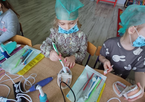 Dzieci podczas warsztatów edukacyjnych uczą się prawidłowego czyszczenia zębów