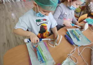 Dzieci podczas warsztatów edukacyjnych uczą się prawidłowego czyszczenia zębów