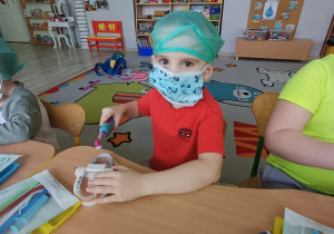 Dzieci podczas warsztatów edukacyjnych uczą się prawidłowego czyszczenia zębów