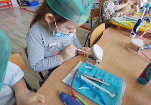 Dzieci podczas warsztatów edukacyjnych uczą się prawidłowego czyszczenia zębów