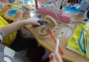 Dzieci poznają narzędzia dentystyczne