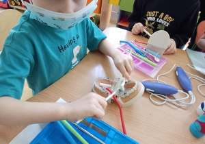 Dzieci poznają narzędzia dentystyczne