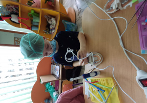 Dzieci poznają narzędzia dentystyczne