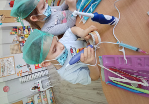 Dzieci poznają narzędzia dentystyczne