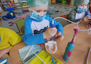 Dzieci poznają narzędzia dentystyczne