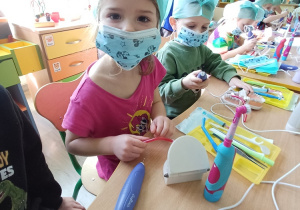 Dzieci poznają narzędzia dentystyczne