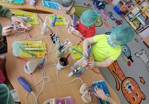 Dzieci poznają narzędzia dentystyczne