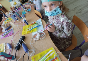 Dzieci poznają narzędzia dentystyczne