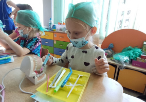 Dzieci poznają narzędzia dentystyczne