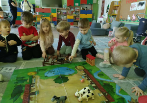 Dzieci poznają zwierzęta wiejskie