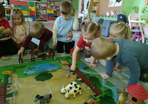 Dzieci poznają zwierzęta wiejskie