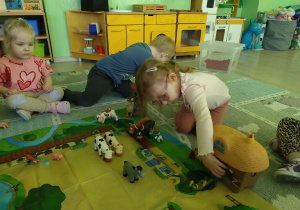 Dzieci poznają zwierzęta wiejskie