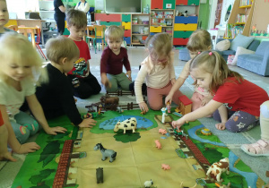 Dzieci poznają zwierzęta wiejskie