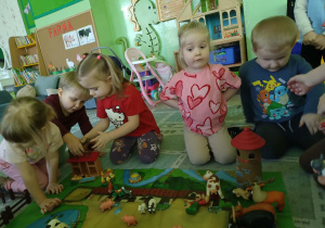 Dzieci poznają zwierzęta wiejskie