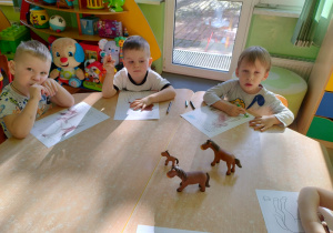 dzieci koloruja kredkami ołówkowymi rysunek - konia