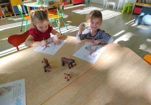 dzieci koloruja kredkami ołówkowymi rysunek - konia