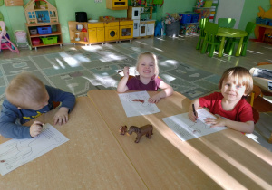 dzieci koloruja kredkami ołówkowymi rysunek - konia