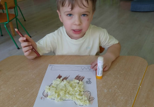 Chłopiec wykonuje prace plastyczną - owca