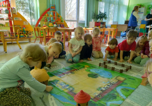 Dzieci poznają zwierzęta wiejskie