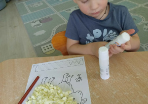 Chłopiec wykonuje prace plastyczną - owca