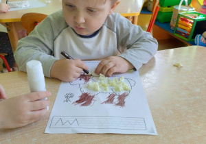 Chłopiec wykonuje prace plastyczną - owca