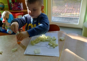 Chłopiec wykonuje prace plastyczną - owca