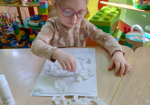 Dziewczynka wykonuje prace plastyczną - owca