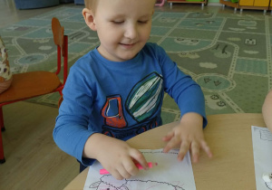 Chłopiec wykonuje prace plastyczną - owca