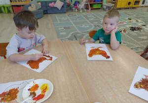 Dzieci kolorują farbami rysunek - kura