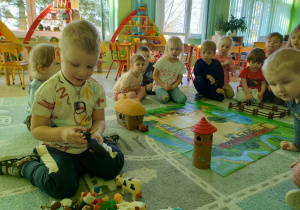 Dzieci poznają zwierzęta wiejskie