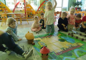 Dzieci poznają zwierzęta wiejskie