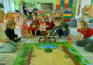 Dzieci poznają zwierzęta wiejskie