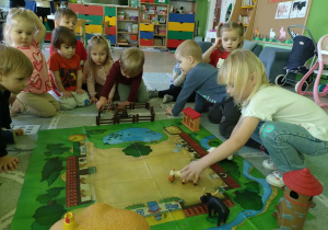 Dzieci poznają zwierzęta wiejskie