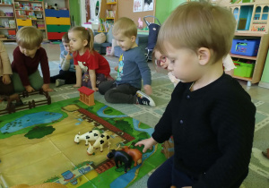 Dzieci poznają zwierzęta wiejskie