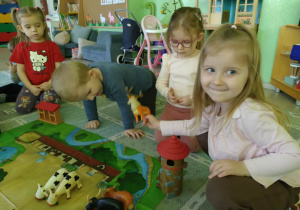 Dzieci poznają zwierzęta wiejskie