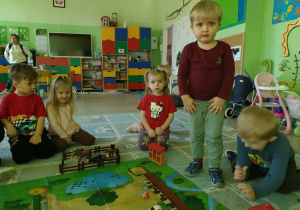 Dzieci poznają zwierzęta wiejskie