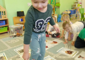 chłopiec dopasowuje zwierze wiejskie z ich domem