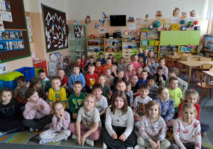 Dzieci słuchają pogadanki na temat Internetu i jego zastosowań