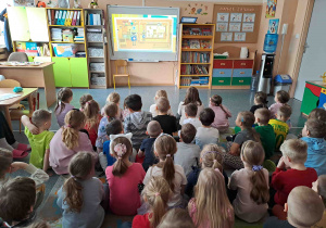 Dzieci oglądają historię powstania strony internetowej necio.