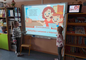 Dzieci wskazują zasady bezpieczeństwa w sieci na tablicy multimedialnej