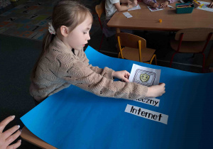 Dzieci wykonują plakat na temat bezpieczeństwa w Internecie
