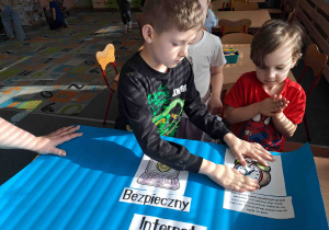 Dzieci wykonują plakat na temat bezpieczeństwa w Internecie