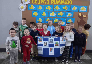 Dzieci prezentują wykonane plakaty