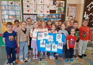 Dzieci prezentują wykonane plakaty