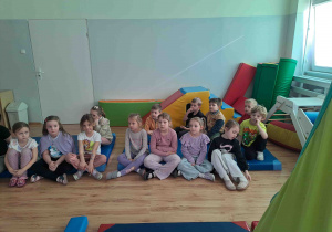 Dzieci na zajęciach w sali do zajęć integracji sensorycznej