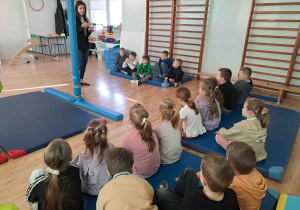 Dzieci na zajęciach w sali do zajęć integracji sensorycznej