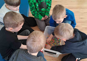 Ćwiczenia z wykorzystaniem zmysłu dotyku - szukanie drobnych elementów w materiale sypkim